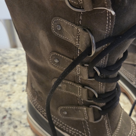 Sorel Black and Olive Green Suede with tan fur boots Size 8 in original box.